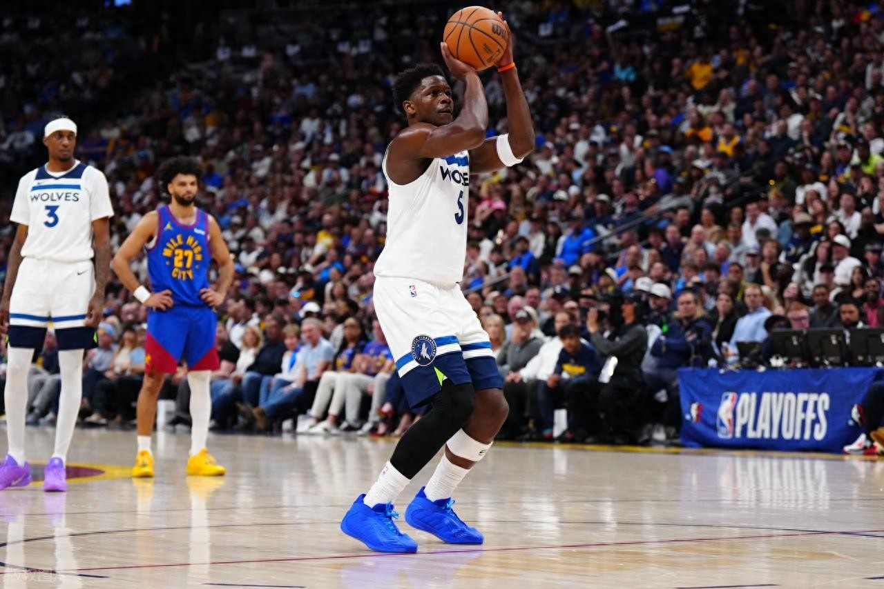 Jokic's 24+15+8 effort falls short as Edwards scores 30+10; Timberwolves rally from 19-point deficit to beat Nuggets, tying series at 1-1.