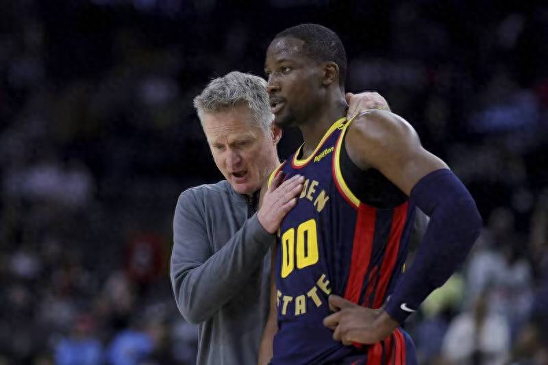 In the first game of the NBA playoffs, Warriors forward Kuminga was abandoned, and the American media predicted his series positioning