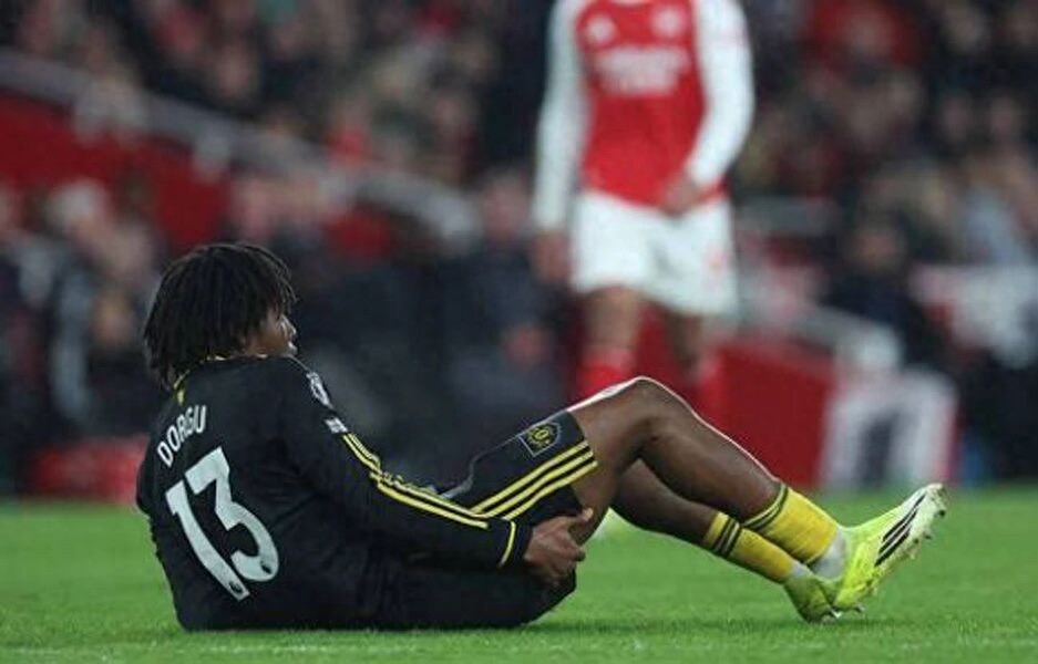 Manchester United's rising star Bell suffers a severe injury, expected to be sidelined for 10 weeks! Cunha may start, Carrick has three tactical options