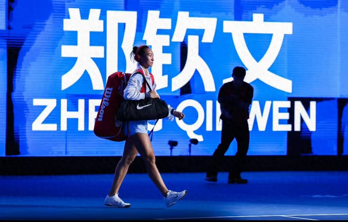 Is Zheng Qinwen’s comeback just a facade for the fans? Netizens suspect her return was a last-minute decision and that she was forced to compete!