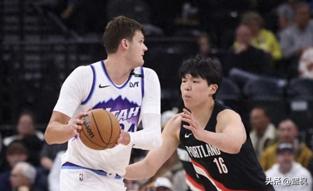 Yang Hansen reached out for the ball, but his teammates still didn’t pass it to him. From the star players to the role players, young Yang still needs to adjust.