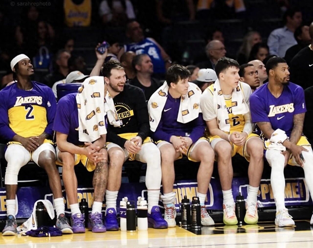 The Lakers secure a 10-game home winning streak! James has dunked 87 times, the highest in the past 8 years!