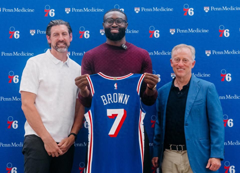 Jaylen Brown officially introduced by the 76ers! Looks forward to learning everything from LeBron, and has no communication with Tatum but only respect.