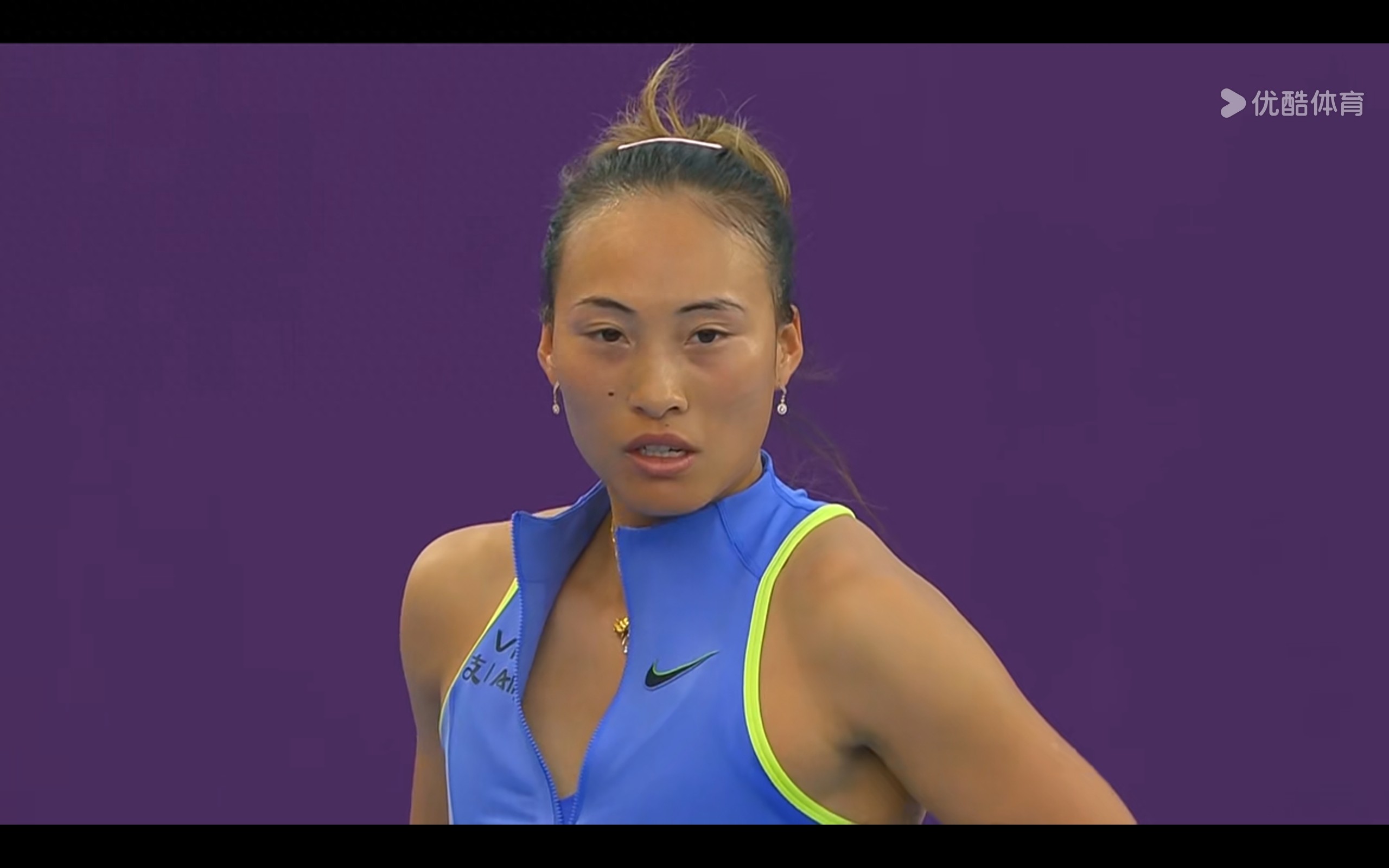 Latest update from the WTA1000 tennis event in Doha: Zheng Qinwen trails Kenin 0-1.