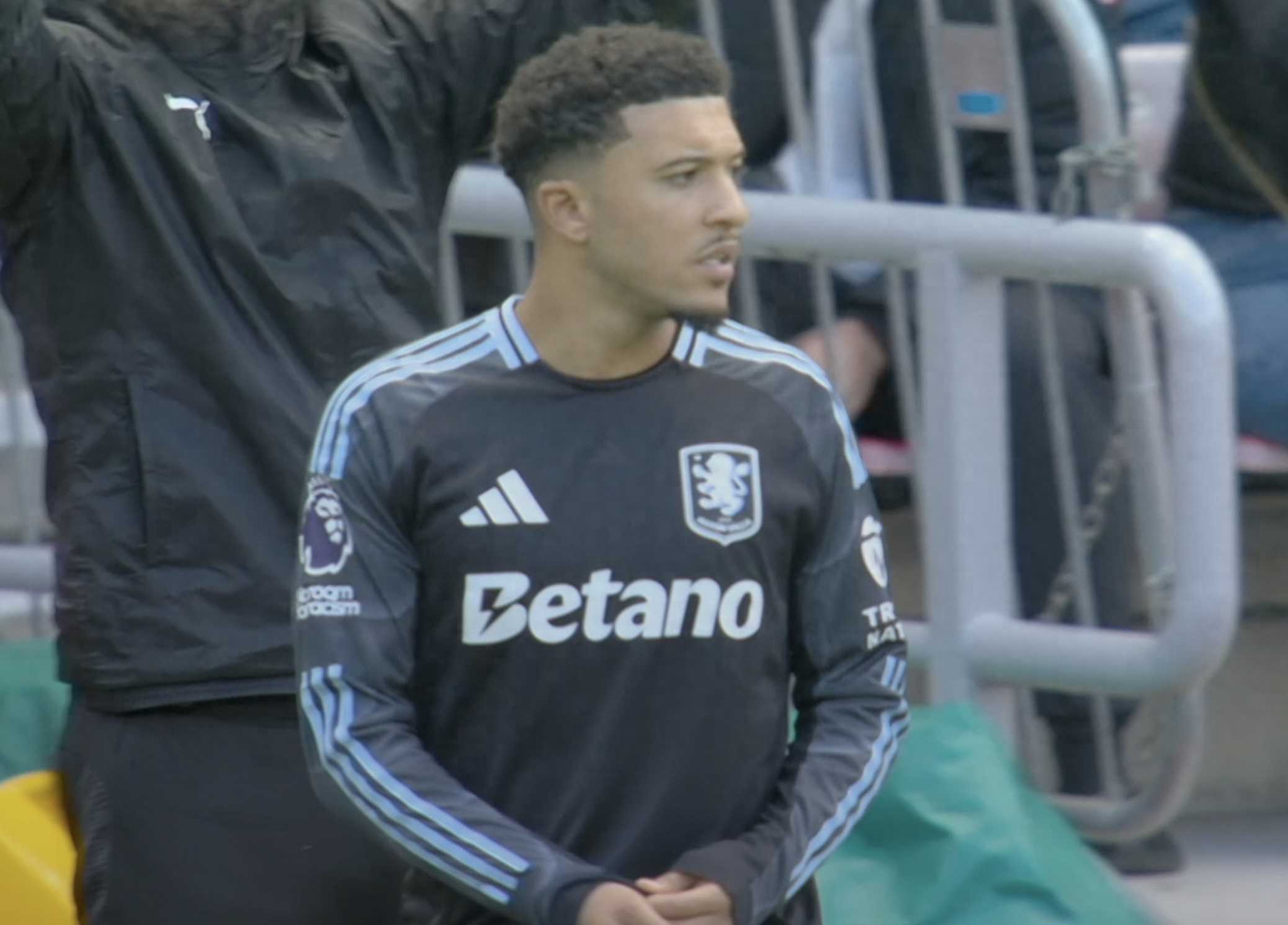 Manchester United decides not to renew Sancho&#39;s contract, allowing Rashford to leave on a free transfer! Rashford shines while Barcelona aims to negotiate a lower price.