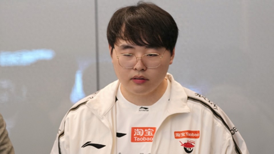 Rookie shows off his girlfriend before the match! WBG completely disbands, four players leave, only Xiaohu remains
