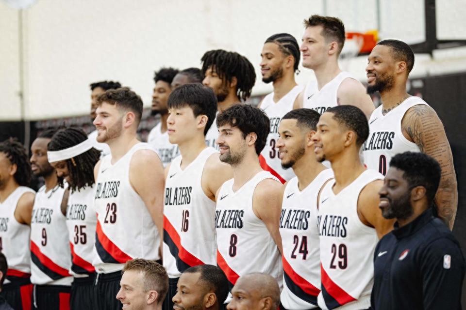 Trail Blazers Team Photo! Klingen at Center, Yang Hansen Next to Him, Former Leader Lillard in Corner