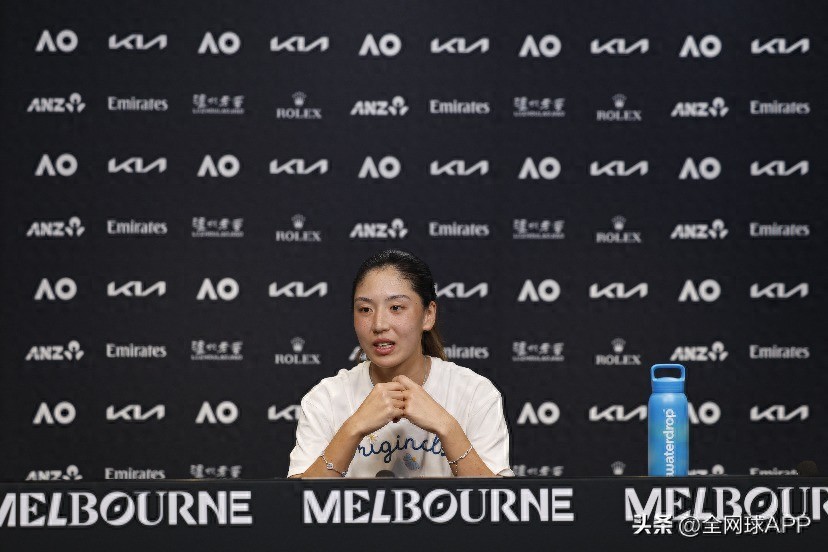 Wang Xinyu defeats Noskova to reach the fourth round of the Australian Open for the first time: breakthroughs in both serving and mindset