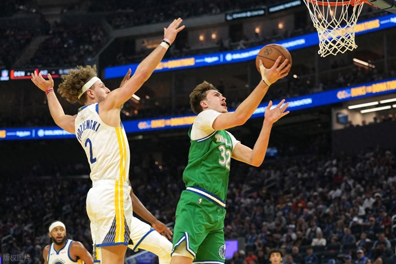 NBA Christmas Clash - Curry struggles with cold shooting for 23 points, Davis exits early with just 3 points, Warriors have seven players in double figures to defeat the Mavericks
