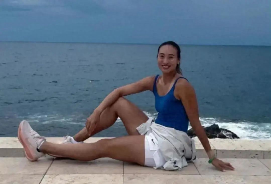 Zheng Qinwen tells the story of her accelerated recovery from injury through a series of photos, with her eyebrows unexpectedly becoming the focus of attention.