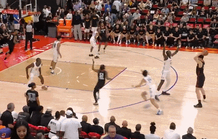 Awesome! A slam dunk by the No. 10 pick in the first round! Yang Hansen proves the critics of Chinese basketball wrong.