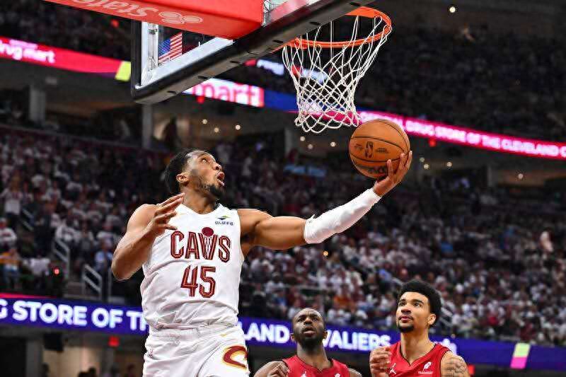 Tying Jordan's NBA playoff record, Cavaliers star Mitchell scored at least 30 points in seven consecutive G1 games
