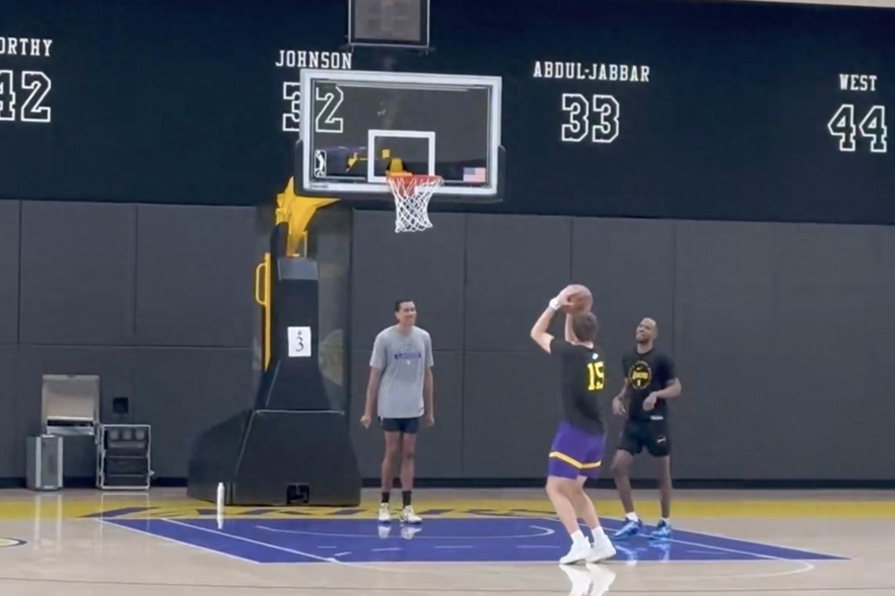 The Lakers held a spin cycling competition, and James was super serious! The Lakers have a secret weapon now, at 21 years old.