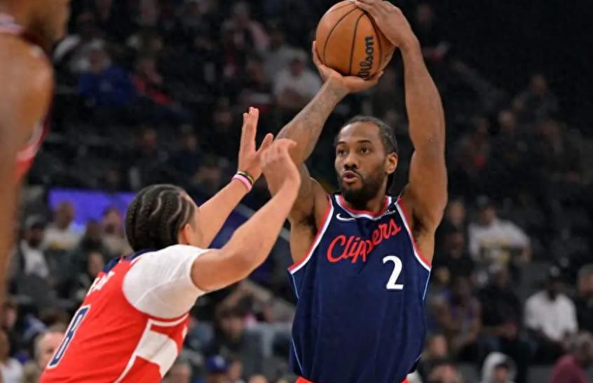 The Clippers have officially announced that Kawhi Leonard has been diagnosed with a left knee contusion and inflammation! He will miss at least two games, and the moment before his departure has been revealed.