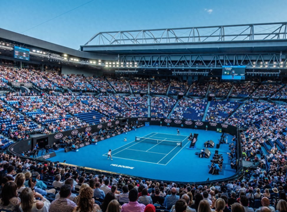 Zhang Zhizhen is on the brink of elimination, with both male and female singles players exiting in the first round; 13 Chinese players compete in doubles.