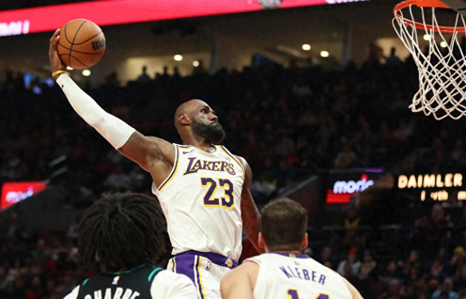 LeBron James recorded 20 points, 9 rebounds, and 8 assists but was called for a flagrant foul! The Lakers fell to the Trail Blazers, with Yang Hansen playing garbage time and committing 1 turnover.
