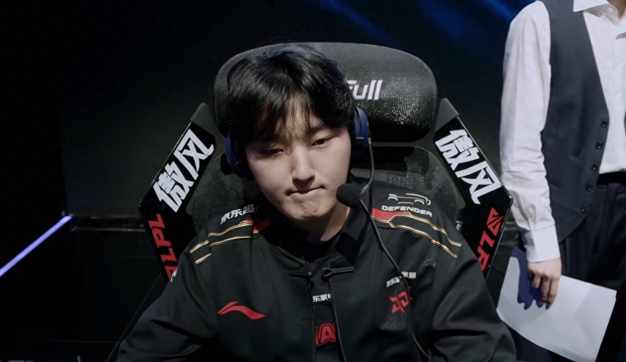 A tragedy involving Korean imports unfolded in the LPL, with a team investing 40 million yuan yet failing to qualify for Worlds, leaving the championship-winning mid laner to shoulder the blame.