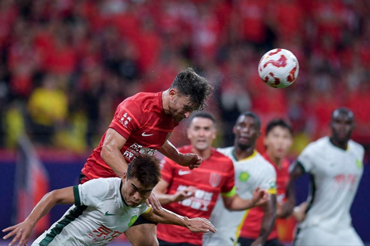 Beijing Guoan&#39;s title hopes are fading? After 16 unbeaten matches, they suffered two consecutive losses, 0-2 to Chengdu Rongcheng, dropping to third in the Chinese Super League.