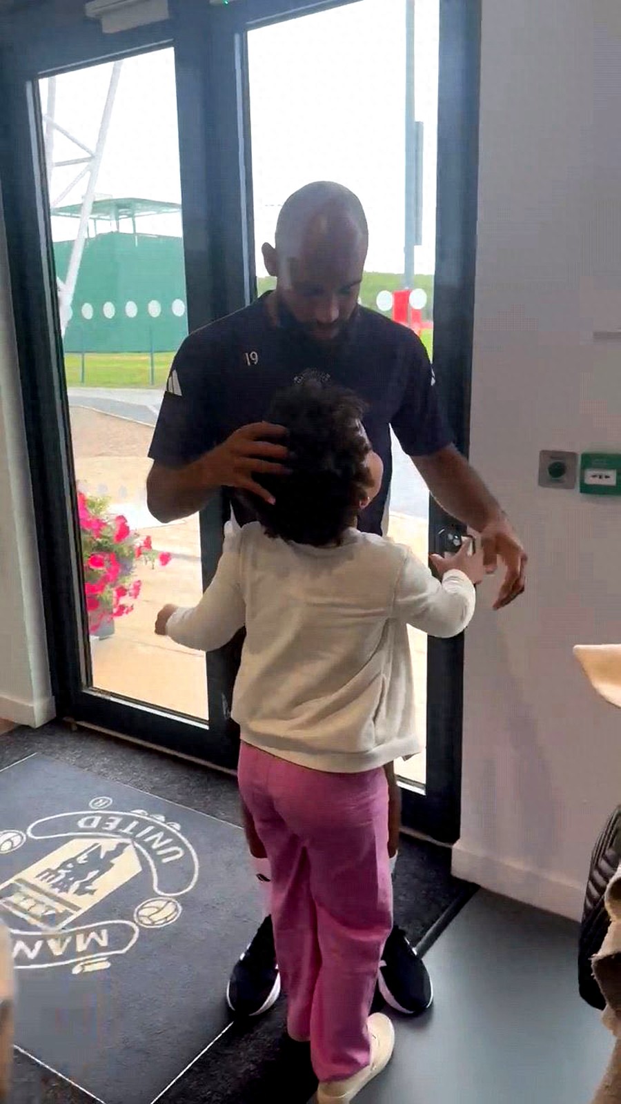 Mbeumo made his appearance at Carrington wearing the number 19! Rashford and Sancho boarded a flight, as Manchester United begins their search for a striker.