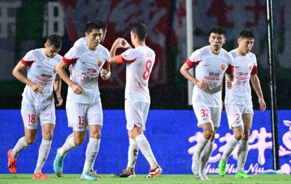 1-0! Shanghai Port extends winning streak to 12 matches &amp; unbeaten run to 18 rounds, widening gap to Shanghai Shenhua by 5 points; Wu Lei creates penalty, Oscar converts.