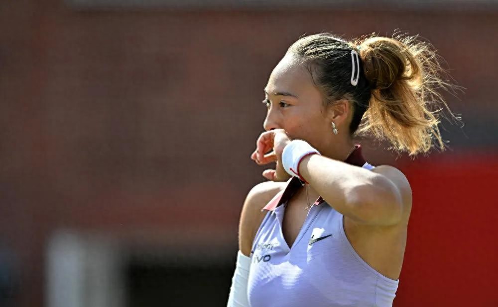 Zheng Qinwen retired and fell out of the top four in the world, and the two major rivals were out, and the first sister retained her status as the fifth seed at Wimbledon