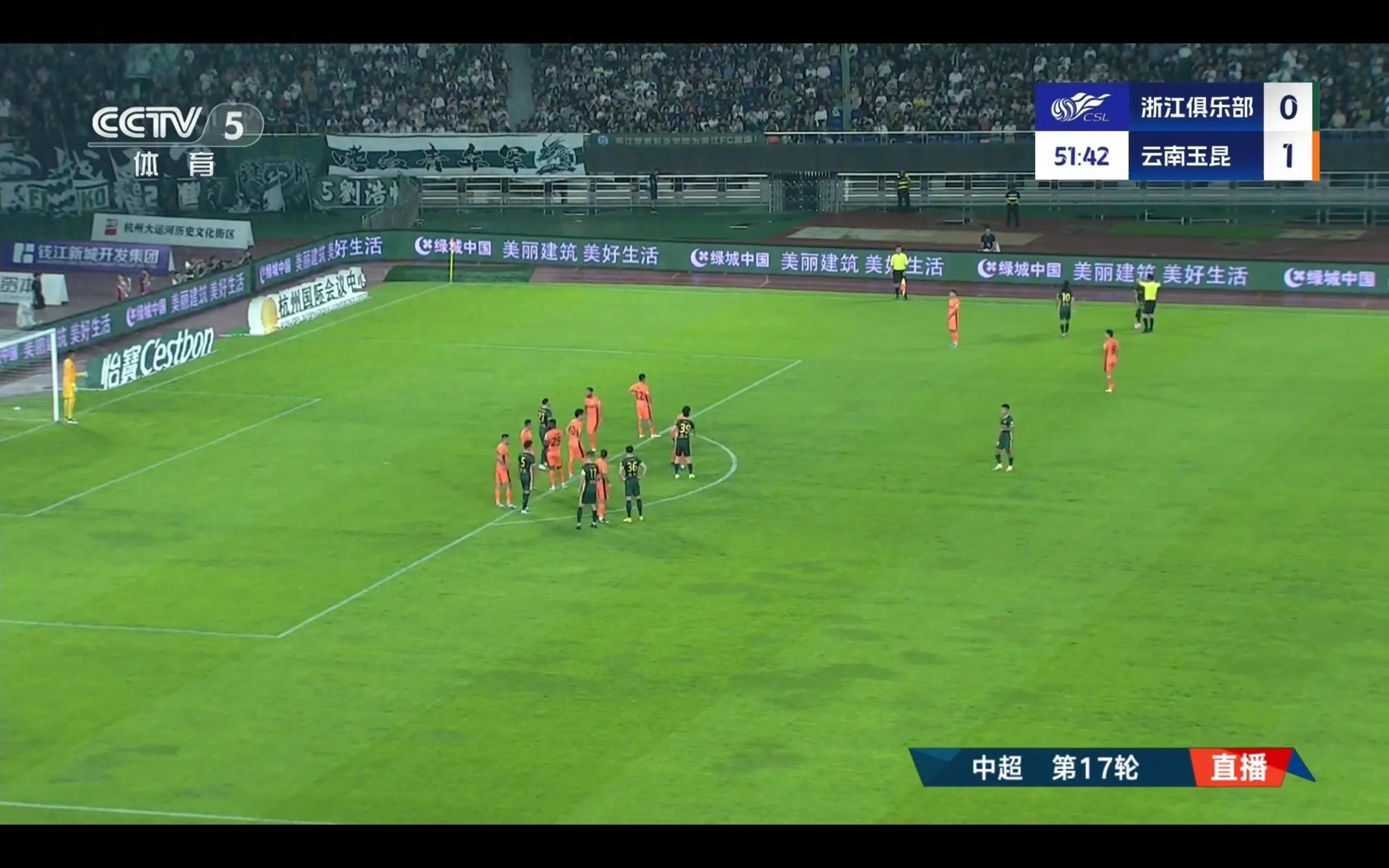 The live broadcast of the 17th round of the Chinese Super League featuring Zhejiang Greentown vs. Yunnan Yukun is currently underway.