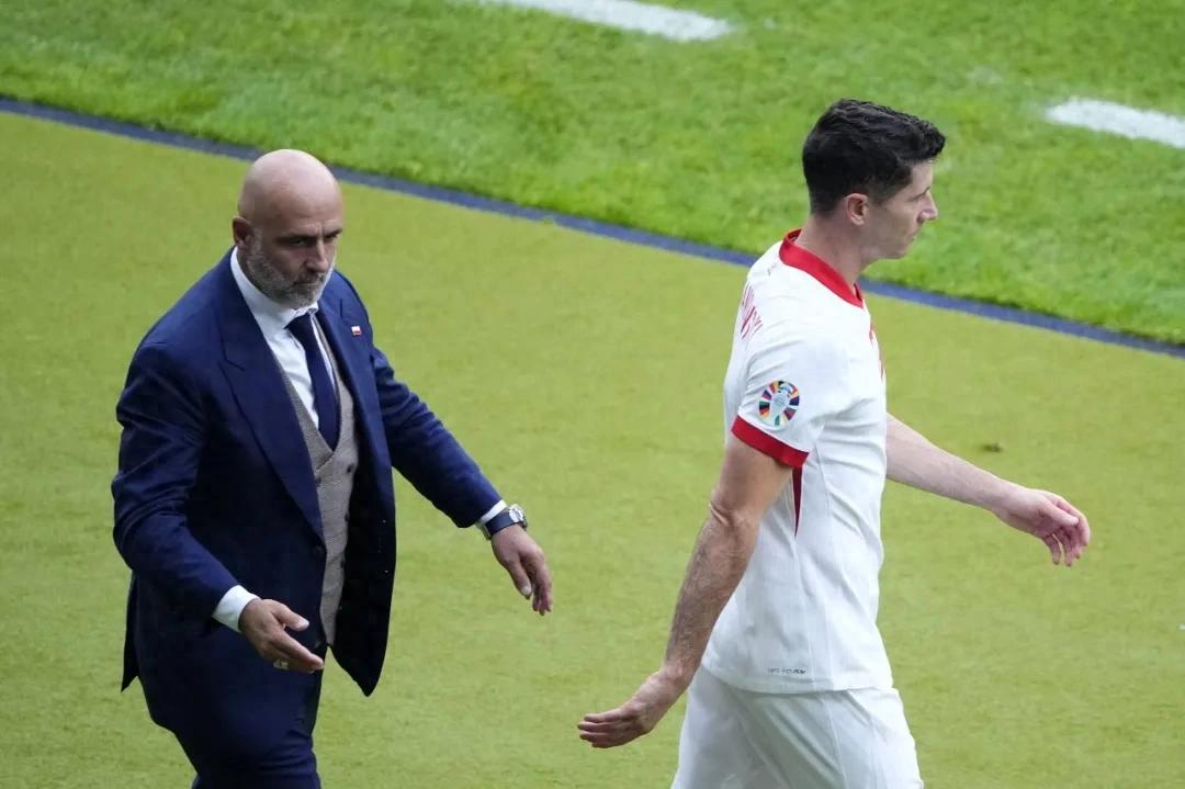 The "challenge" to Lewandowski failed, and the Polish coach resigned in shame