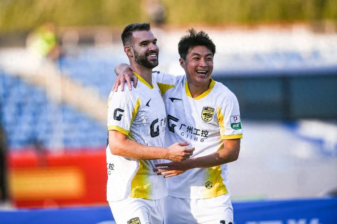 Old Friends Meet: Feng Feng Relieves Pressure, Yan Feng Bears Pressure