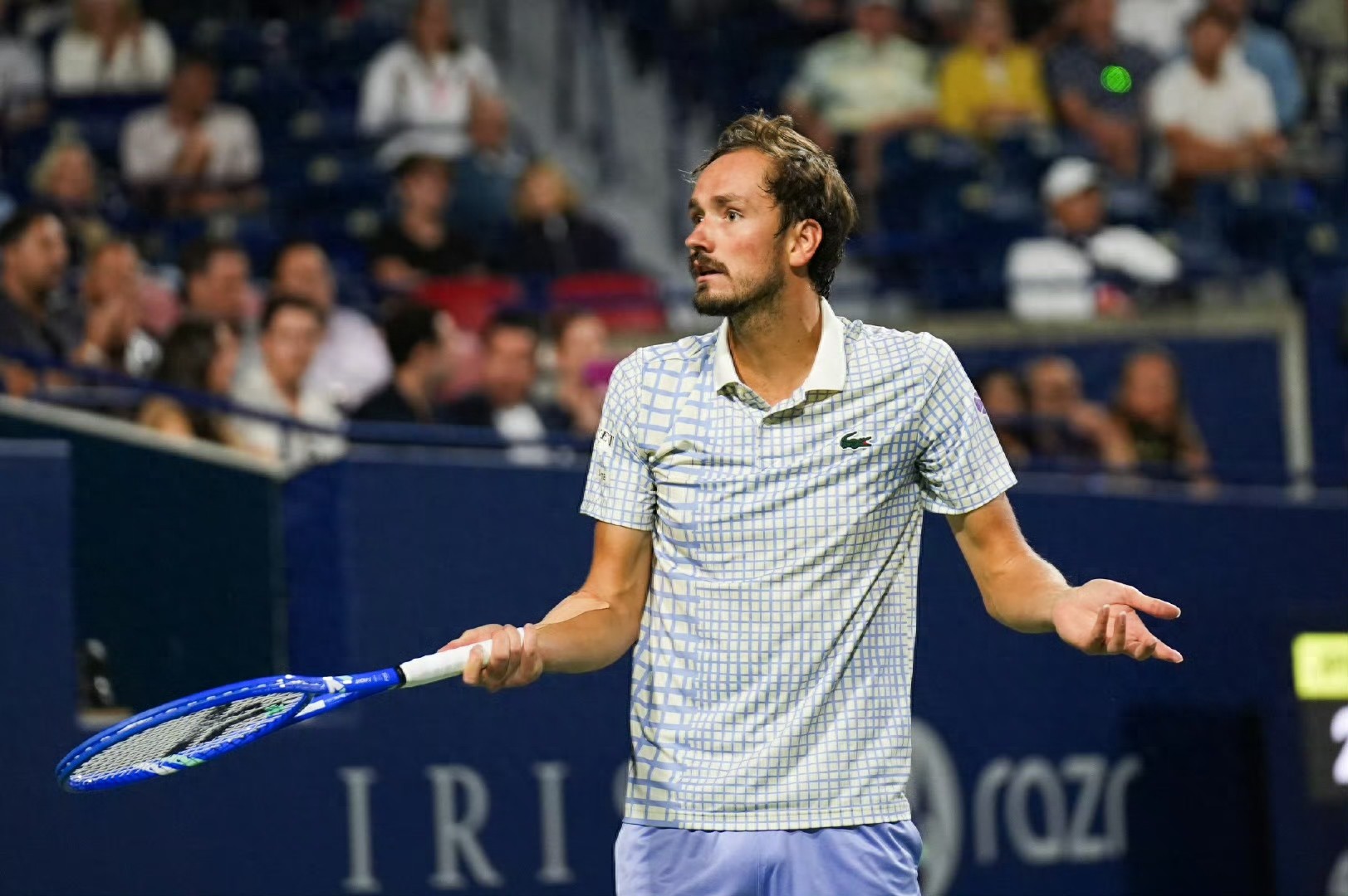 Is Mevdeyev the new generation comedian? After losing to Poprin, he directly walked off, leaving behind his racket and bag without a famous scene.
