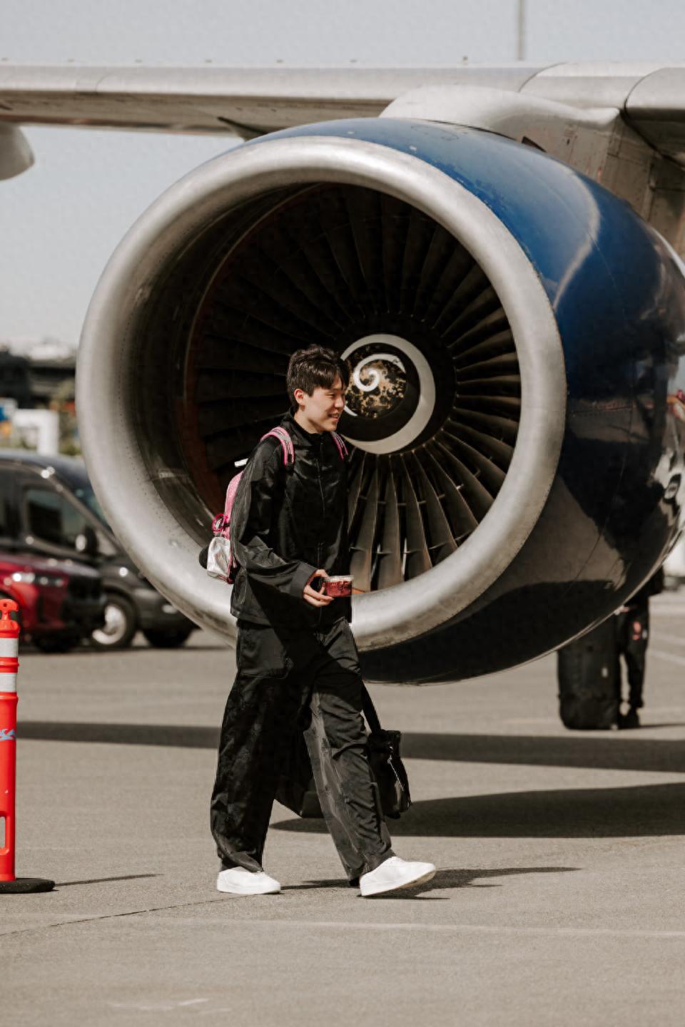 Yang Hansen embarks on his first playoff journey! Smiling as he boards the plane, will he have a chance to play in Game 1?