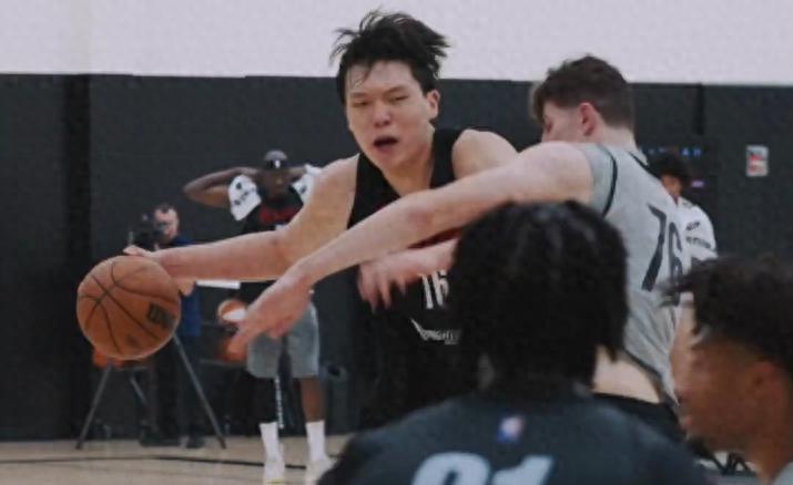 Yang Hansen scored a 2+1 and received cheers from his teammates! Klingen wants to learn from his footwork, and the head coach praises his organizational skills.
