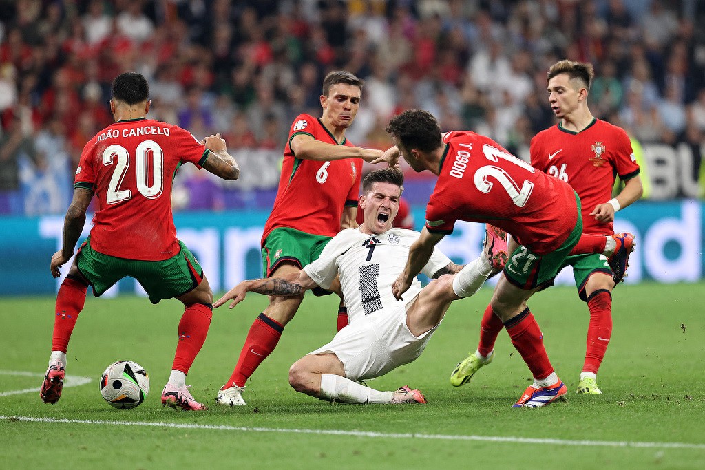 Here comes Bayern! €55 million defensive midfielder joins Kompany, 9-year veteran with 20 titles may move to Manchester City.