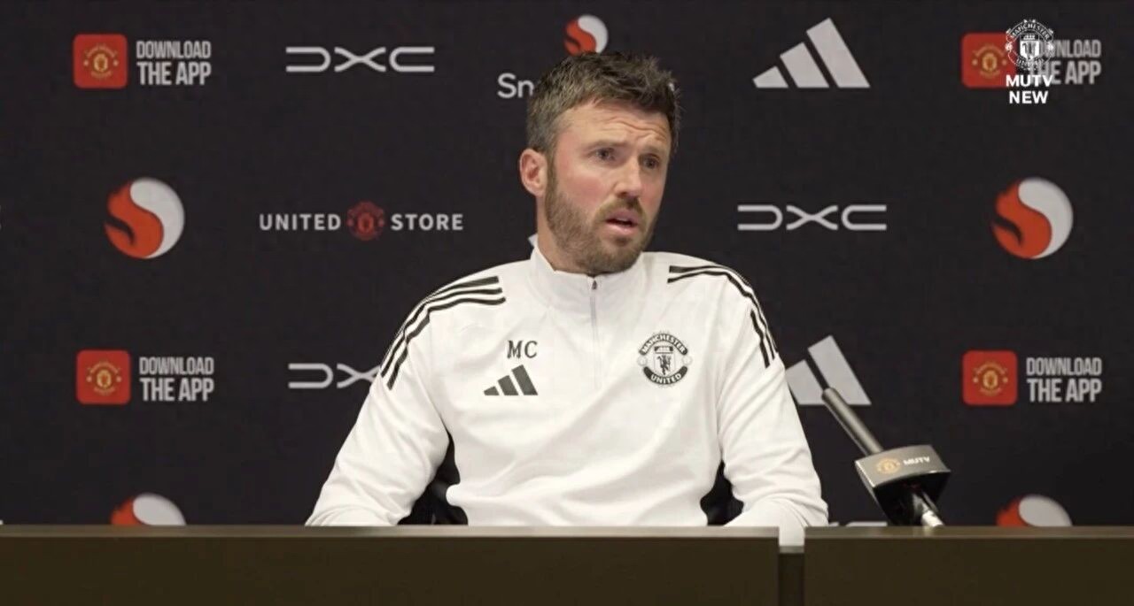 Manchester United believes acquiring players is more crucial than selecting a manager, and may sign a Premier League iron defender for free! Carrick has already planned for the new season.