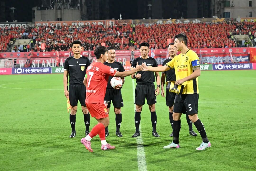 The battle for promotion is decided in the final match! In the last round of the China League One season, Guangzhou Leopards and Tongliang Dragons face off remotely for promotion.