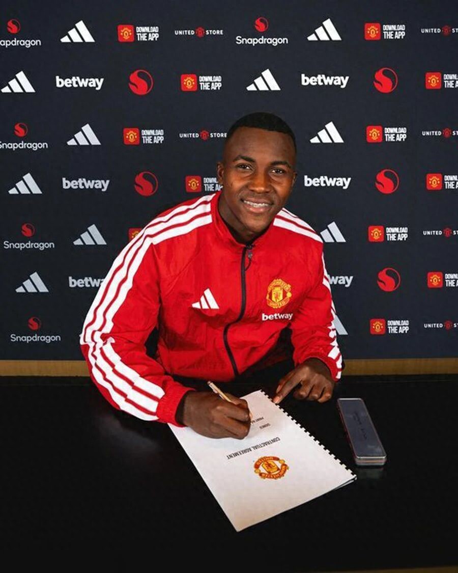 Manchester United officially announces the arrival of their third midfield signing! The deal was finalized only after he made his debut, and the unusual arrangement behind it has been revealed.