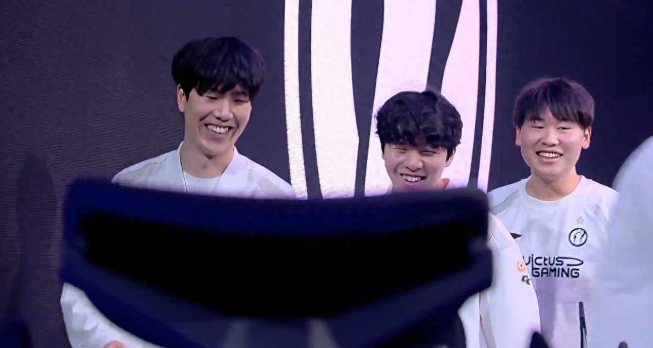The grand finale of the LPL has concluded, with TheShy raising his arms in triumph as IG ascends to the league&#39;s top contender, and WEI achieves a satisfying revenge.