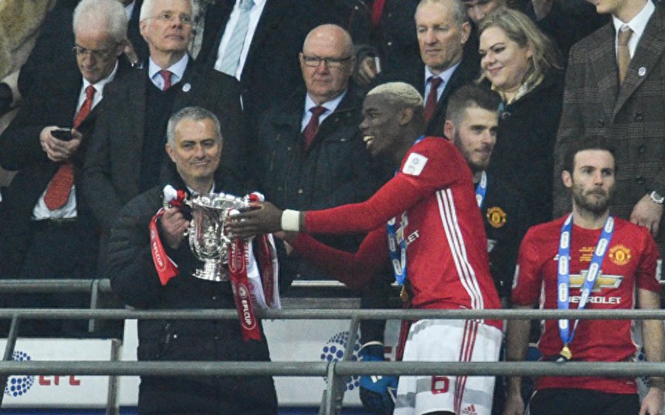 Rooney criticized Mourinho for ignoring his advice, which led to a decline in Manchester United&#39;s standards! Yet, surprisingly, the main topic was about clothing.