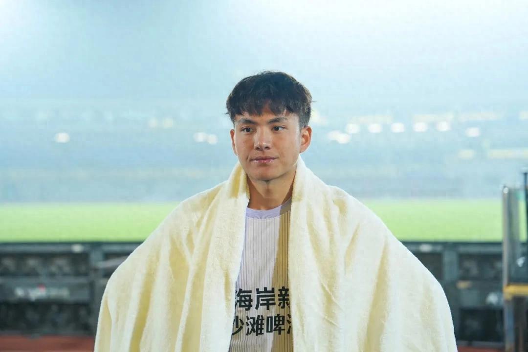 Returning from injury with 5 saves, Li Hao secures 1 point for ten-man West Coast