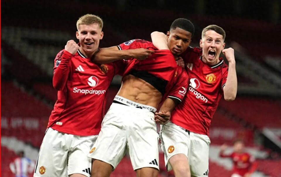 Manchester United secures a dramatic 2-1 victory to reach the final, will compete with Manchester City for the Youth FA Cup! "Little Messi" scores, Obi seals the win.