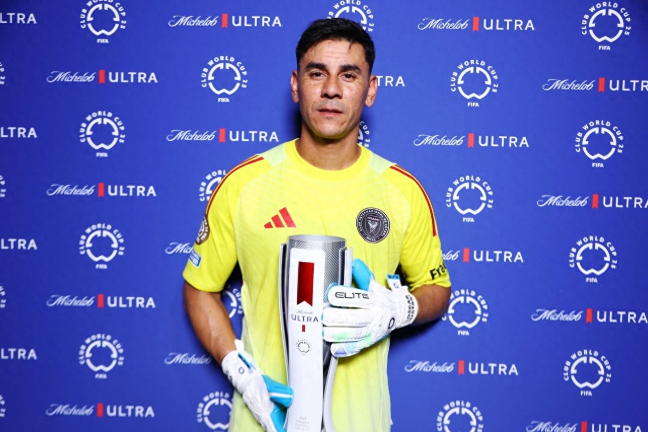 The opening match of the Club World Cup was red with 38-year-old Argentine goalkeeper Ustari, who won the gold medal with Messi