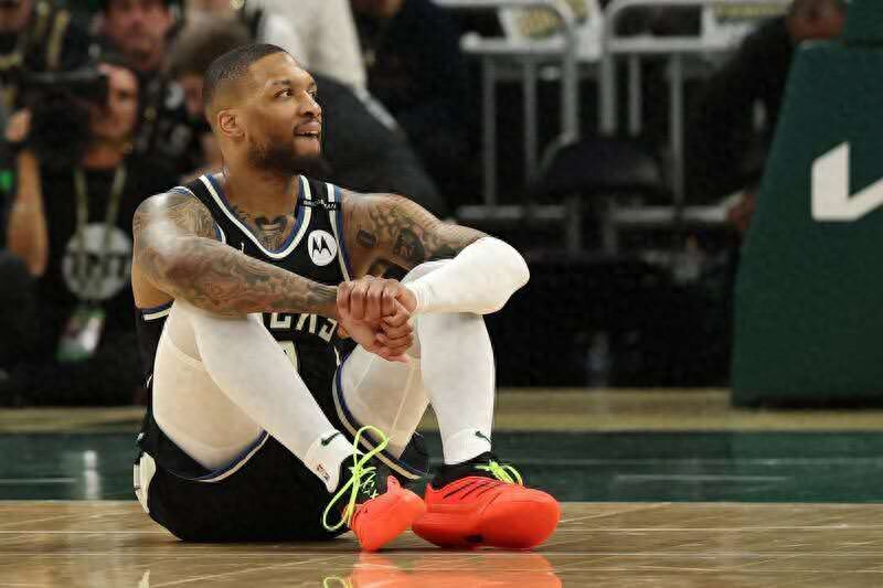 Lillard was out for the season and couldn't help the team continue to play: This injury really hurts me deeply