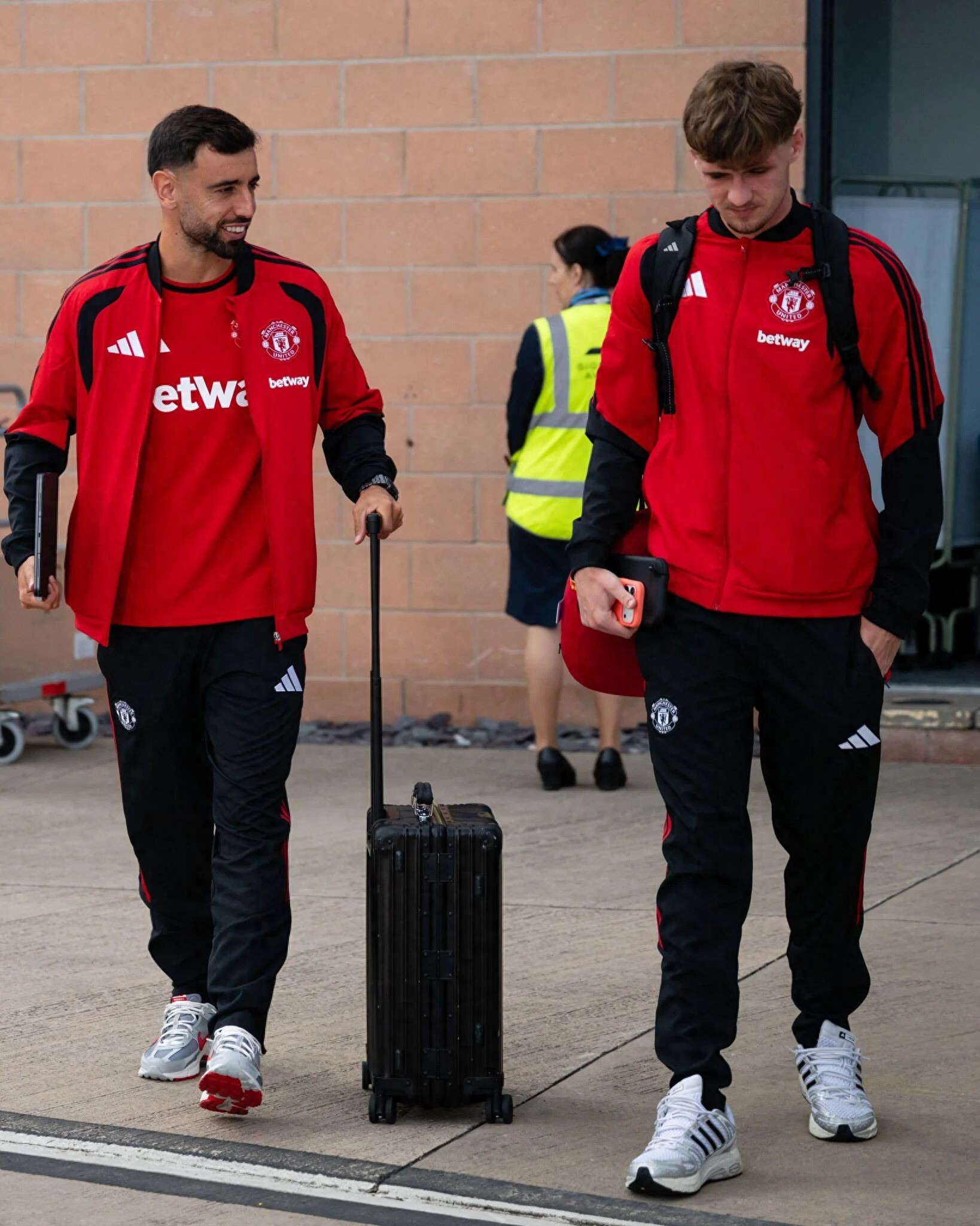 Manchester United announces its 22-man squad for the match against Paris Saint-Germain: Bruno Fernandes returns, Tielemans makes his debut, leaving only five young talents.