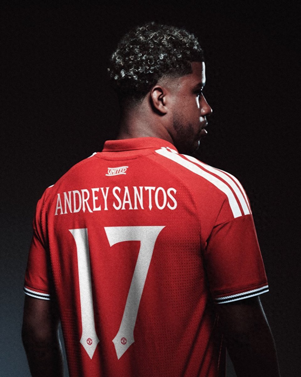 Carrick's first signing! Manchester United officially announces Santos' £50 million transfer, wearing the No. 17 shirt, with weekly wage details revealed at £100,000.