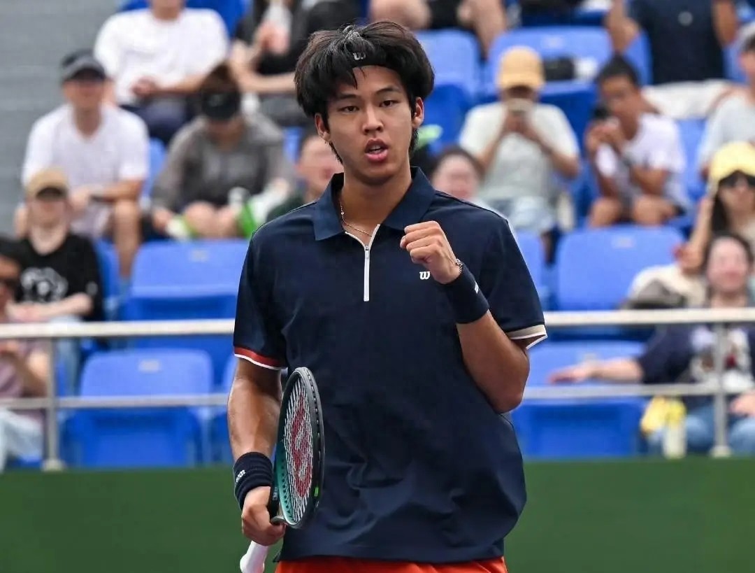 After a tough three-set battle, Zhou Yi unfortunately lost, but reaching the quarterfinals marked a new career milestone for him.