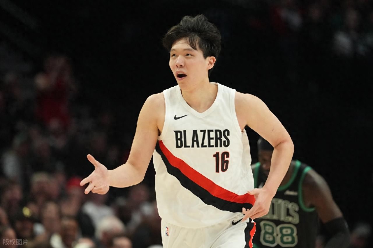 Return to action! Yang Hansen scores 3 points and grabs 4 rebounds in 11 minutes as the Trail Blazers' three players each score 20+ points to defeat the Celtics, ending their three-game losing streak.