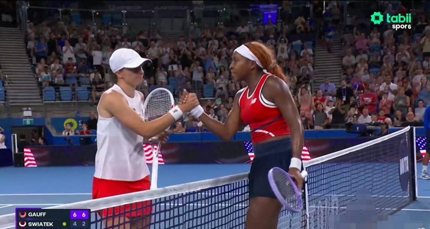 Swiatek suffered a straight-set defeat to Gauff, marking her fourth consecutive loss, leaving the court with a grim expression, while coach Fissette faced renewed criticism online.