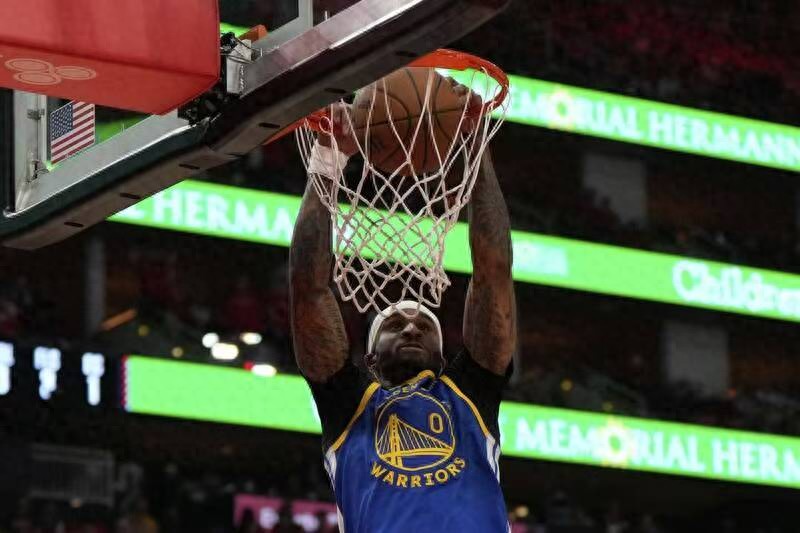 In the first round of the NBA playoffs, the G7 battle of life and death, the Warriors had bad news before the game: the defensive big man was absent