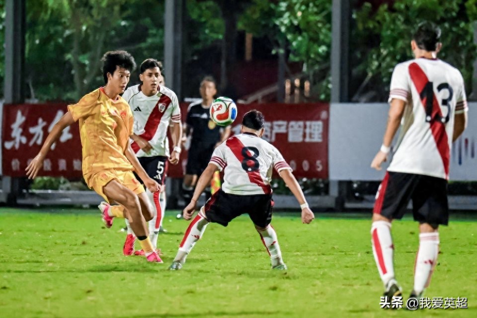 U17 national team's secret weapon! 2-meter goalkeeper comes on in stoppage time and saves two penalties in shootout, lifted in tribute after reaching final.