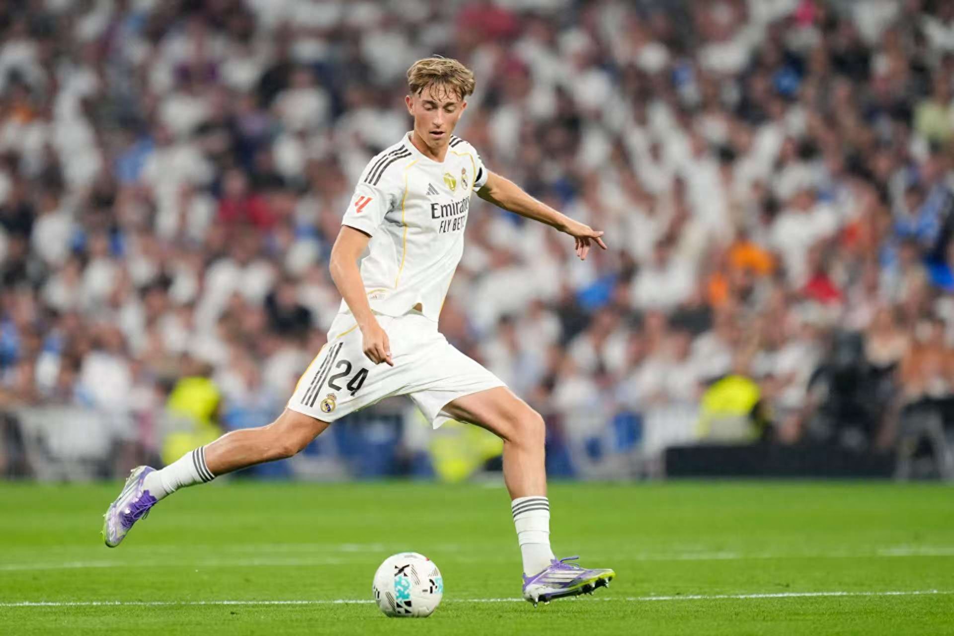 Top talent! Real Madrid signs 20-year-old Huaisen for €62.5 million—La Liga debut: 7 clearances, 2 tackles, 0 times dribbled past, and a high rating.