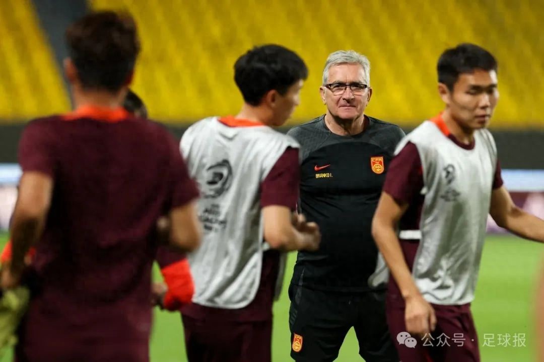 At both ends of the national football team's offense and defense, Ivan has to put some effort into it